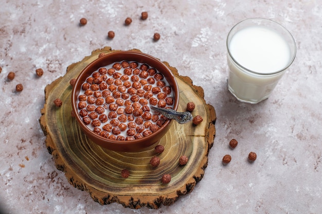 Tigela com bolas de chocolate e leite, vista superior