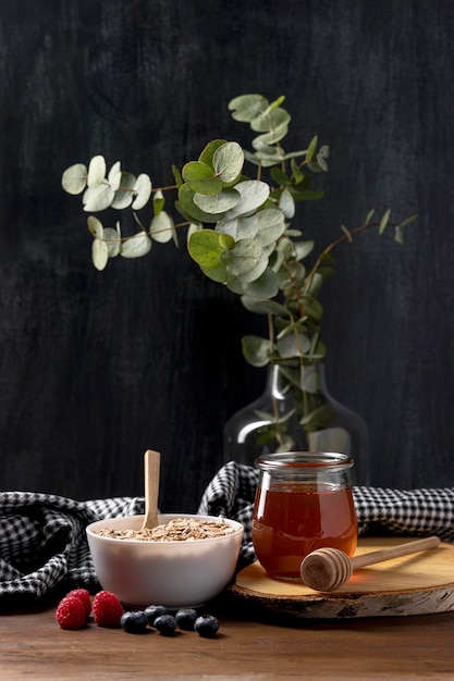 Tigela com cereais de granola e iogurte