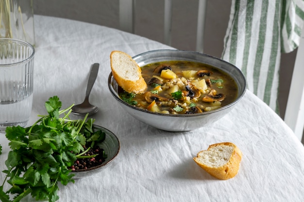 Tigela com comida na mesa de alto ângulo