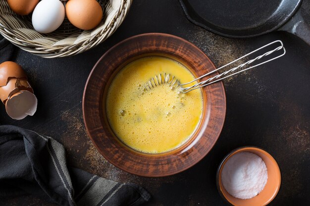 Tigela com gema de ovos para omelete