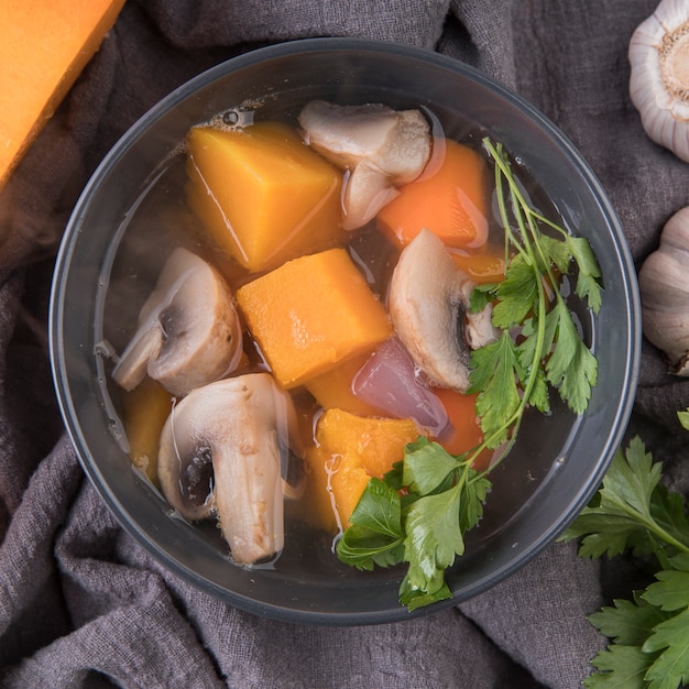 Foto grátis tigela com ingredientes da sopa e caldo close-up