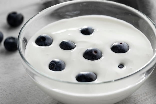 Foto grátis tigela com iogurte e frutas vermelhas em alto ângulo