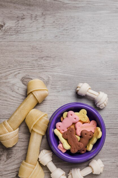 Foto grátis tigela com lanches de cachorro no chão