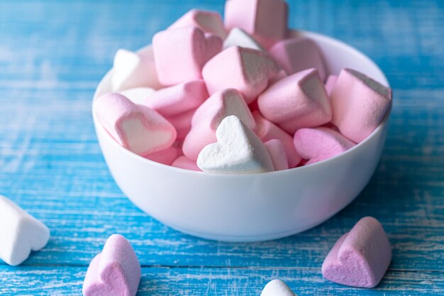 Foto grátis tigela com marshmallows em forma de coração fecha