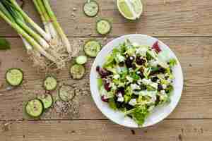 Foto grátis tigela com salada de legumes na mesa