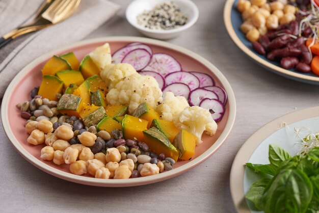 Tigela de almoço vegano saudável, salada de tigela de Buda. Conceito de comida vegetariana saudável e equilibrada.