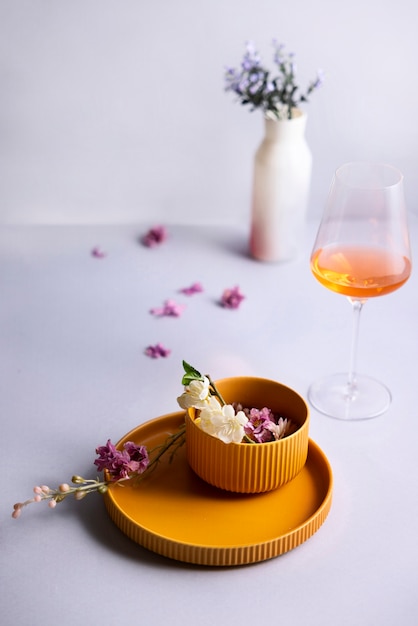 Foto grátis tigela de alto ângulo com flores