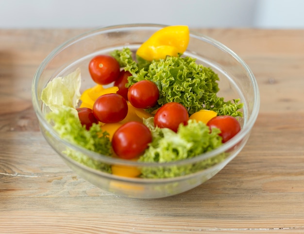 Tigela de alto ângulo com salada