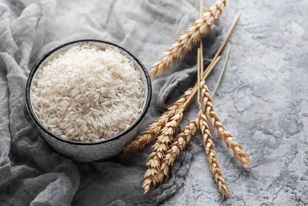 Tigela de alto ângulo com variedade de arroz e grãos