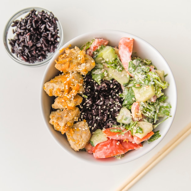 Foto grátis tigela de arroz com frutos do mar e legumes