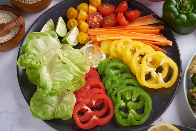 Tigela de Buda vegetariana com salada de legumes fresca e grão de bico.