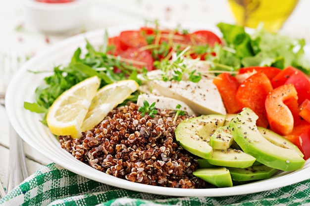 Foto grátis tigela de buda vegetariano com quinoa, queijo tofu e legumes frescos. conceito de comida saudável. salada vegana.