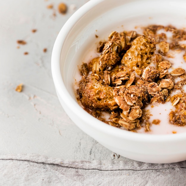 Tigela de café da manhã close-up com granola e leite