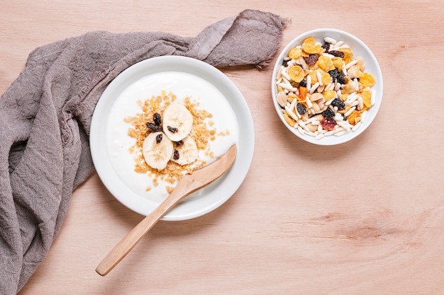 Foto grátis tigela de café da manhã com aveia orgânica e frutas