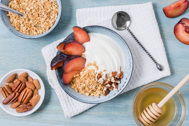 Tigela de café da manhã delicioso com iogurte e morangos