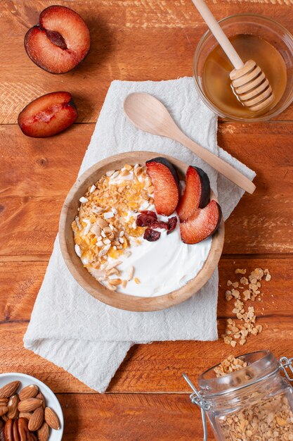 Tigela de café da manhã delicioso com morangos e aveia