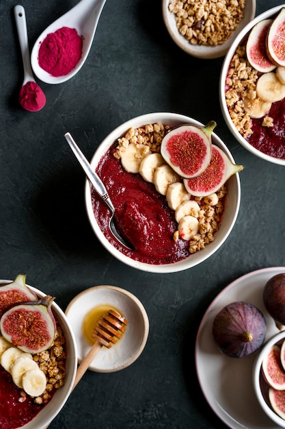 Foto grátis tigela de cerâmica de deliciosa sobremesa brasileira de açaí