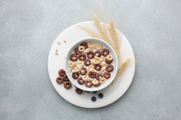 Foto grátis tigela de cereal de vista superior, rodeada de trigo