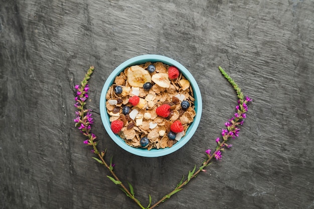 Foto grátis tigela de flocos dourados para café da manhã