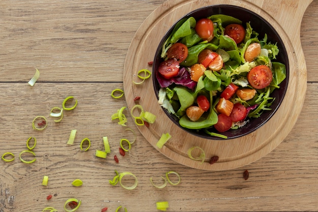 Foto grátis tigela de madeira com salada