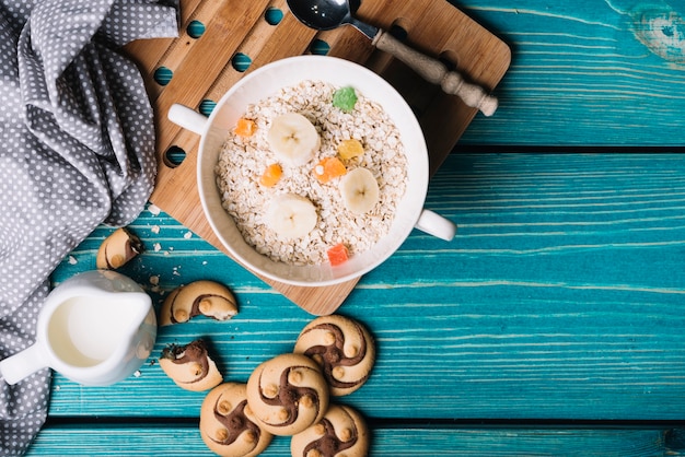 Tigela de mingau de aveia com coberturas de frutas e biscoitos