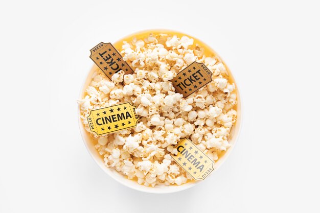 Tigela de pipoca e ingressos de cinema