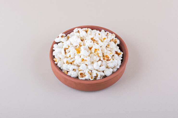 Foto grátis tigela de pipoca salgada para a noite de cinema em fundo branco. foto de alta qualidade
