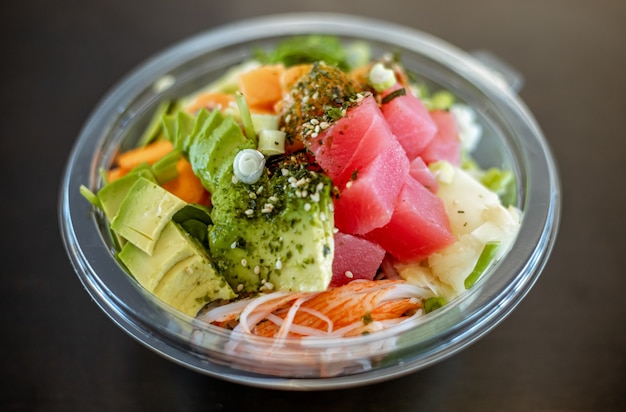 Tigela de plástico saborosa salada de frutos do mar com arroz e feijão edamame