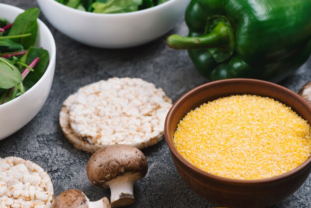 Tigela de polenta amarela; Bolo de arroz tufado; cogumelo e pimentão