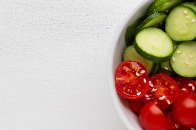 Foto grátis tigela de salada fresca com espaço de cópia