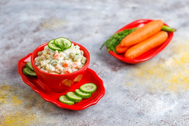 Foto grátis tigela de salada tradicional russa.