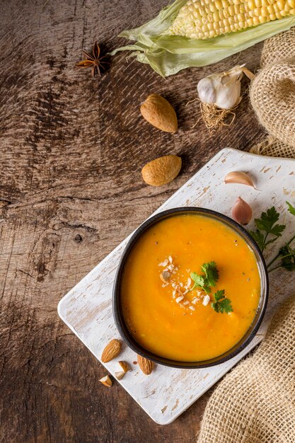 Tigela de sopa de abóbora com vista superior