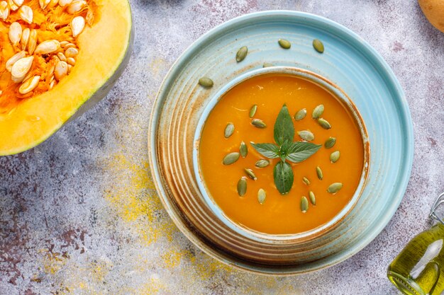 Tigela de sopa de abóbora deliciosa com sementes.