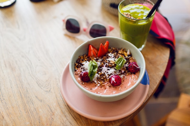 Tigela de superalimentos coberta com chia, granola e abacate.