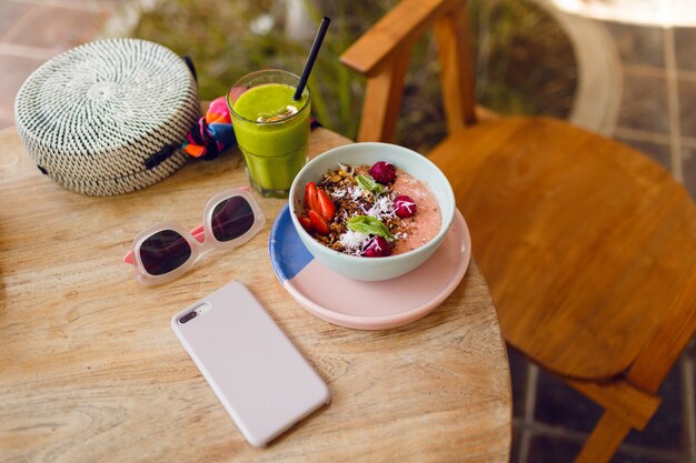 Tigela de superalimentos coberta com chia, granola e abacate.