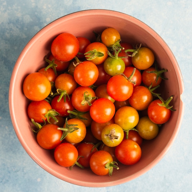 Tigela de vista superior com deliciosos tomates