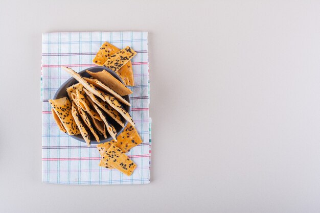 Tigela funda de biscoitos com sementes pretas sobre fundo branco. Foto de alta qualidade