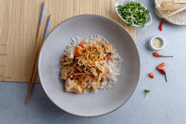 Tigela saudável com arroz de frango e legumes