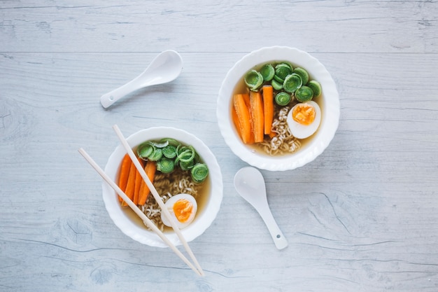 Foto grátis tigelas com sopa de macarrão