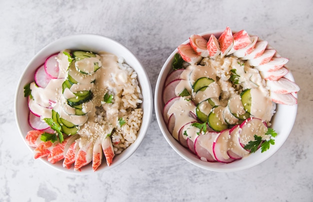 Tigelas de arroz com legumes e frutos do mar