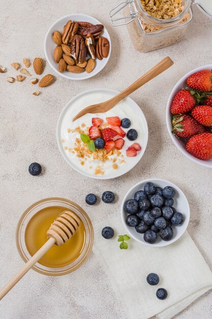 Tigelas de café da manhã vista superior com iogurte e frutas