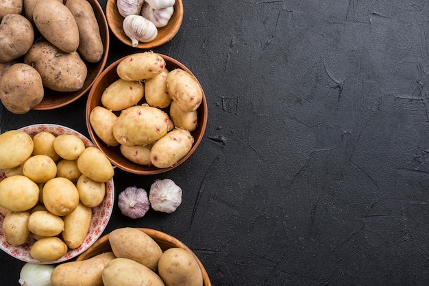 Tigelas de cópia-espaço com batatas