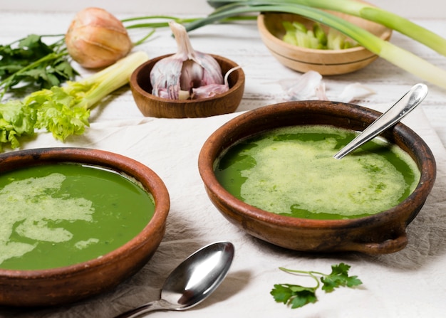 Tigelas de sopa com alho e salsa