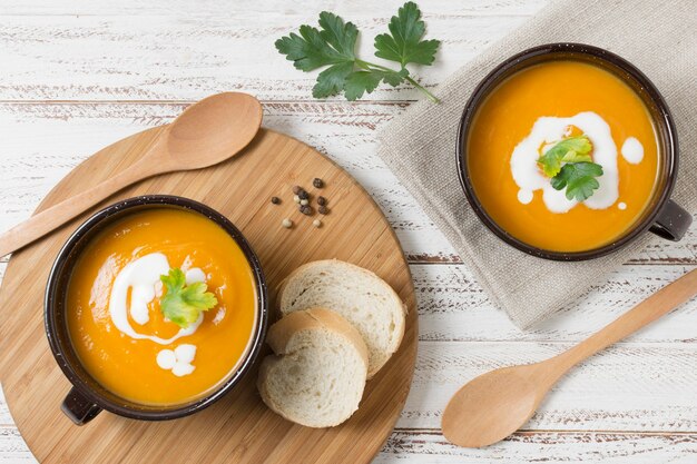 Tigelas planas com sopa de creme de abóbora