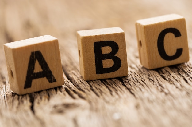 Tijolos de brinquedo na mesa com letras ABC