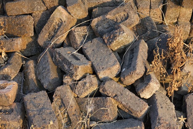 tijolos de pedra cinza amontoados