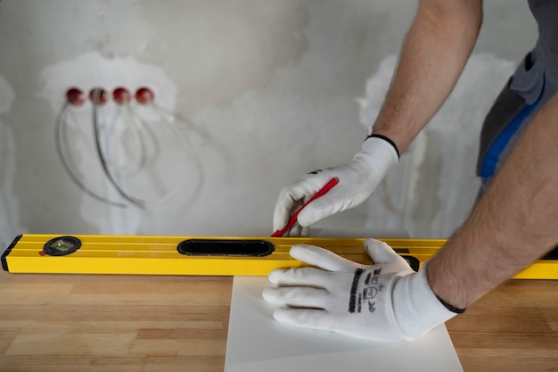 Tiler trabalhando na renovação do apartamento
