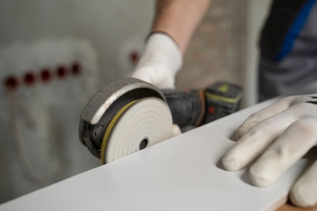 Foto grátis tiler trabalhando na renovação do apartamento