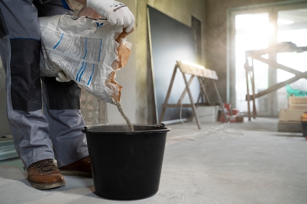 Foto grátis tiler trabalhando na renovação do apartamento