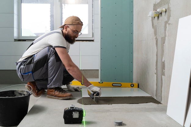 Tiler trabalhando na renovação do apartamento